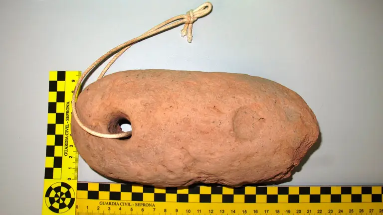 Pieza encontrada durante una excavación en Cortes por un vecino de la localidad. GUARDIA CIVIL