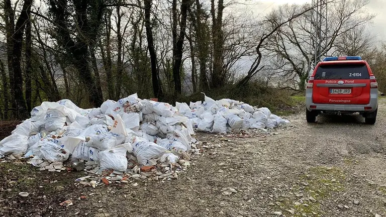 Denunciada una empresa de Pamplona por un vertido ilegal en el Paraje de Olazagutía. POLICÍA FORAL