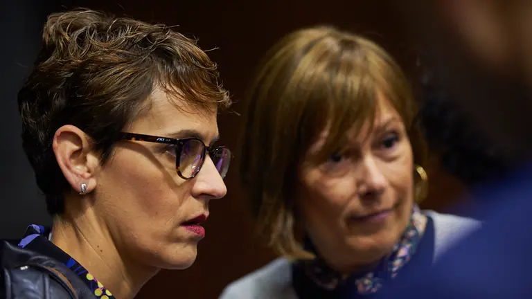 La presidenta del gobierno de Navarra, María Chivite, habla con Uxue Barkos durante el pleno del parlamento. MIGUEL OSÉS