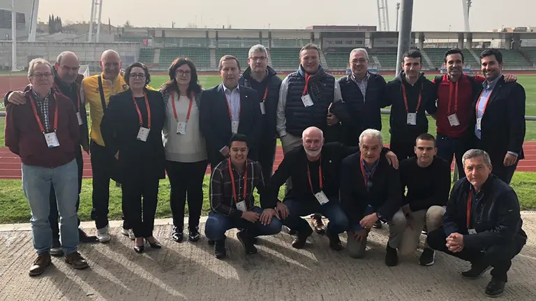 Rafa del Amo posa junto a los representantes del fútbol navarro de Segunda B y Tercera división