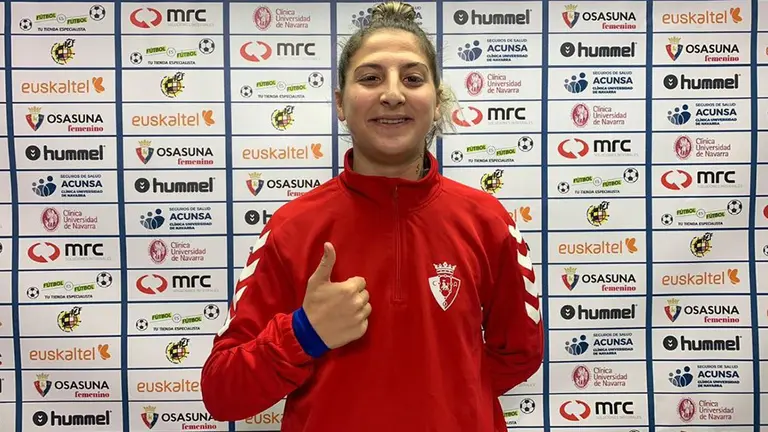 La futbolista Kader Hancar muestra su satisfacción en Tajonar. @CAOsasuna.