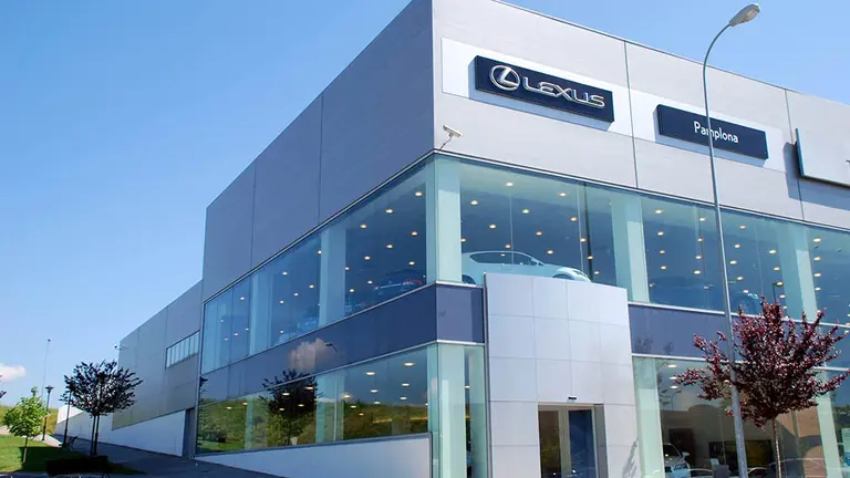 Concesionario de Lexus en Pamplona, en el parque comercial Galaria.