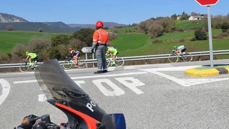 La Policía Foral durante una carrera ciclista. POLICÍA FORAL