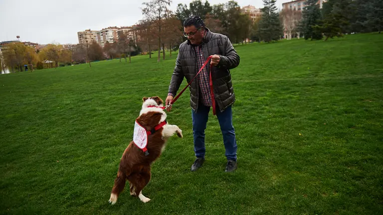 Entrevista al jefe de la unidad canina que diagnostica el cancer. MIGUEL OSÉS