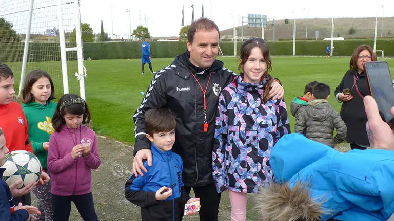 Jagoba Arrasate posando con jóvenes aficionados en Tajonar. Navarra.com