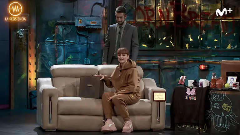 La actriz Najwa Nimri en el programa La Resistencia, junto a David Broncano, justo antes de desvelar el contenido de la misteriosa caja MOVISTAR +