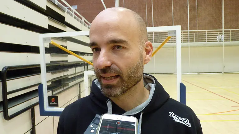 Jordi Juste en una rueda de prensa en Arrosadía. Navarra.com