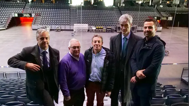 Antonio Martín y repesentantes de la ACB en el Navarra Arena de Pamplona. @FNBaloncesto.