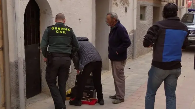 Un cerrajero trabaja en Marcilla para abrir la puerta de la vivienda en la que una mujer estaba atrapada GUARDIA CIVIL