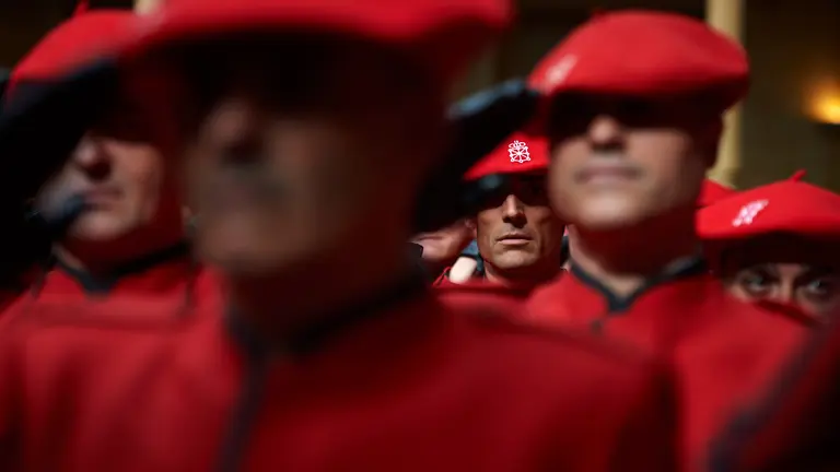 La presidenta del Gobierno de Navarra, María Chivite, preside el acto central con motivo del Día de la Policía Foral celebrado en el claustro Isabelino del Departamento de Cultura y Deporte. MIGUEL OSÉS