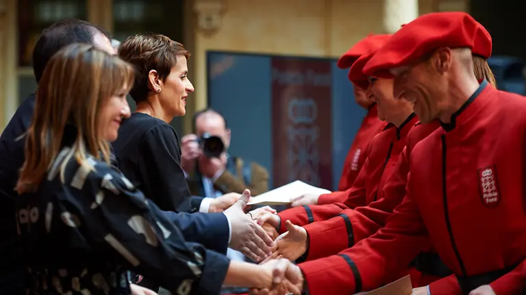 La presidenta del Gobierno de Navarra, María Chivite, preside el acto central con motivo del Día de la Policía Foral celebrado en el claustro Isabelino del Departamento de Cultura y Deporte. MIGUEL OSÉS