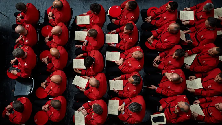La presidenta del Gobierno de Navarra, María Chivite, preside el acto central con motivo del Día de la Policía Foral celebrado en el claustro Isabelino del Departamento de Cultura y Deporte. MIGUEL OSÉS