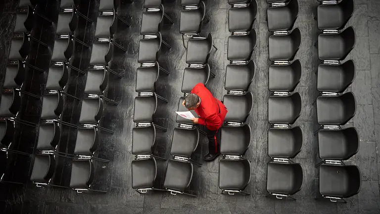 La presidenta del Gobierno de Navarra, María Chivite, preside el acto central con motivo del Día de la Policía Foral celebrado en el claustro Isabelino del Departamento de Cultura y Deporte. MIGUEL OSÉS
