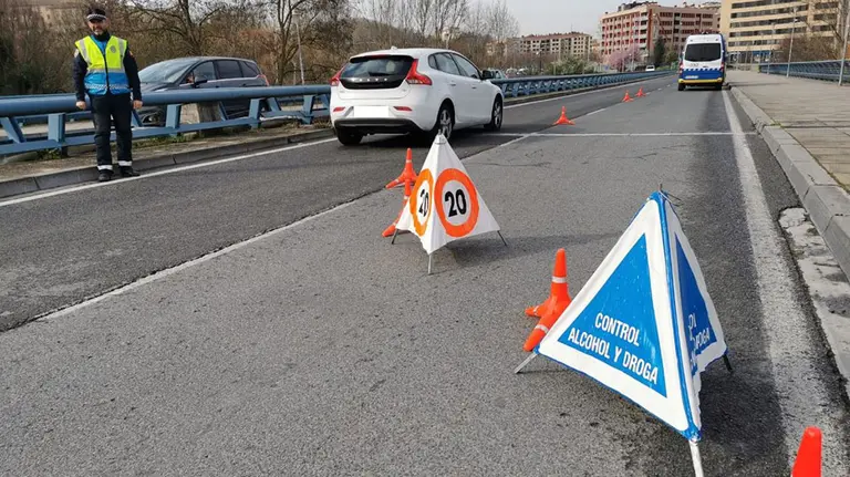 Control de tráfico en Pamplona sobre alcohol y drogas POLICÍA MUNICIPAL DE PAMPLONA