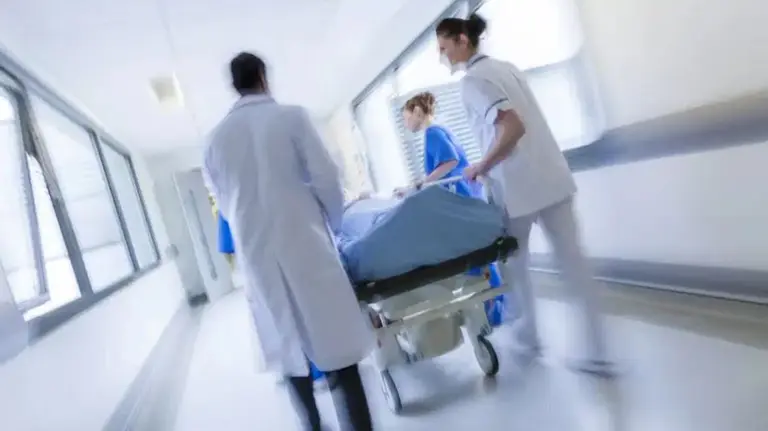 Médicos y enfermeras transportan a un paciente en un hospital. ARCHIVO