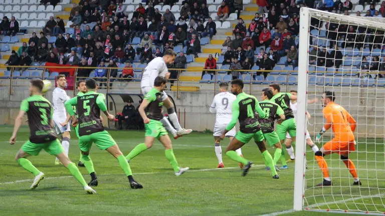 Partido entre la Leonesa y el CD Izarra en el estadio Reyno de León. @CyDLeonesa.