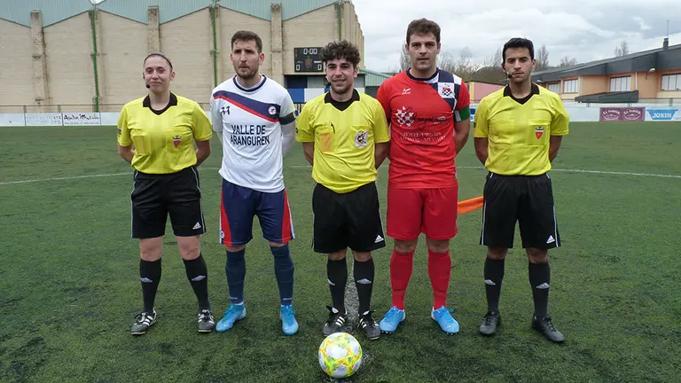 Trio arbitral y capitanes del Mutilvera - Baztán en el campo del Valle de Aranguren. Navarra.com