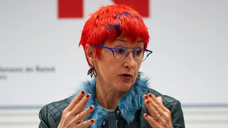 La consejera de Salud, Santos Induráin, ofrece una rueda de prensa para informar del primer caso positivo de coronavirus detectado en Navarra. MIGUEL OSÉS