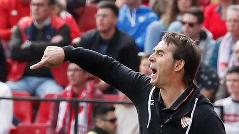 El entrenador del Sevilla FC, Julen Lopetegui, da instrucciones durante el partido de Liga de Primera División disputado hoy en el estadio Sanchez Pizjuan. EFE/Jose Manuel Vidal.