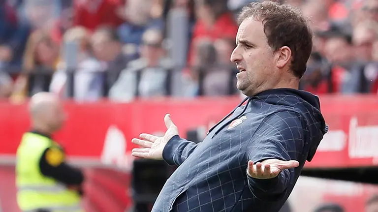 El entrenador del Osasuna, Jaboga Arrasate, durante el partido de Liga de Primera División disputado hoy en el estadio Sanchez Pizjuan. EFE/Jose Manuel Vidal.