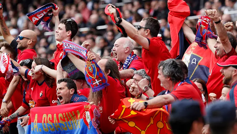 Aficionados del Osasuna celebran el segundo gol de su equipo ante el Sevilla durante el partido de Liga de Primera División disputado este domingo en el estadio Sánchez Pizjuán. EFE/José Manuel Vidal