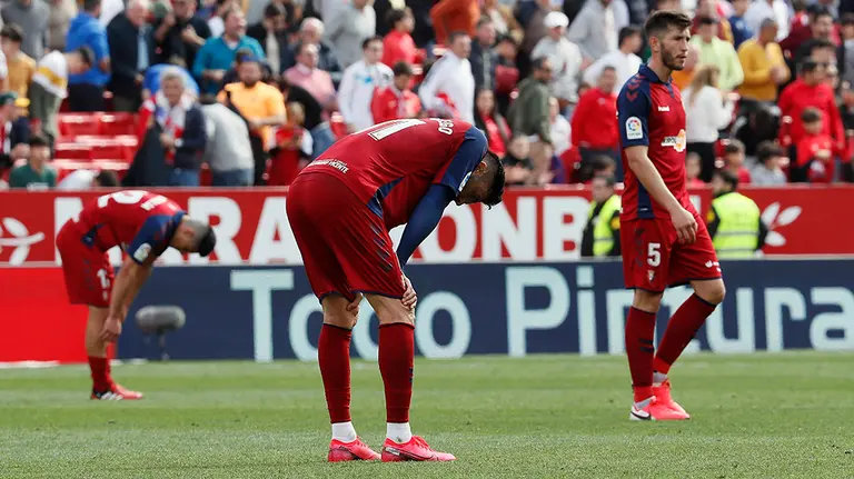 GRAF9552. SEVILLA, 01/03/2020.- Los jugadores del Osasuna tras encajar el tercer gol del Sevilla en el tiempo de descuento durante el partido de Liga de Primera División disputado este domingo en el estadio Sánchez Pizjuán. EFE/José Manuel Vidal
