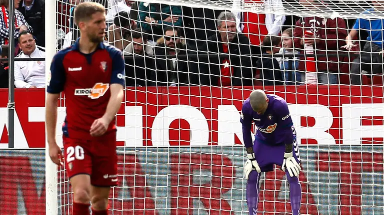 GRAF9551. SEVILLA, 01/03/2020.- El serbio de Osasuna Darko Brasanac tras encajar el tercer gol del Sevilla durante el partido de Liga de Primera División disputado este domingo en el estadio Sánchez Pizjuán. EFE/José Manuel Vidal
