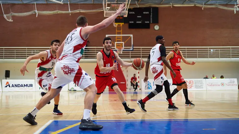 El Basket Navarra se enfrenta al Villarrobledo en el Polideportivo Arrosadia de Pamplona. MIGUEL OSÉS