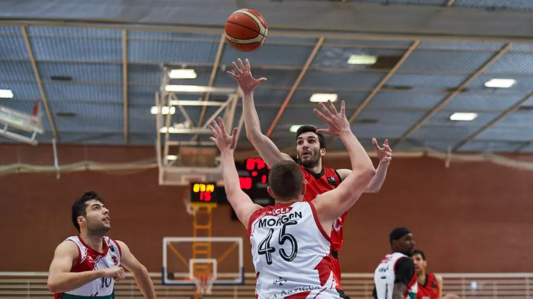 El Basket Navarra se enfrenta al Villarrobledo en el Polideportivo Arrosadia de Pamplona. MIGUEL OSÉS