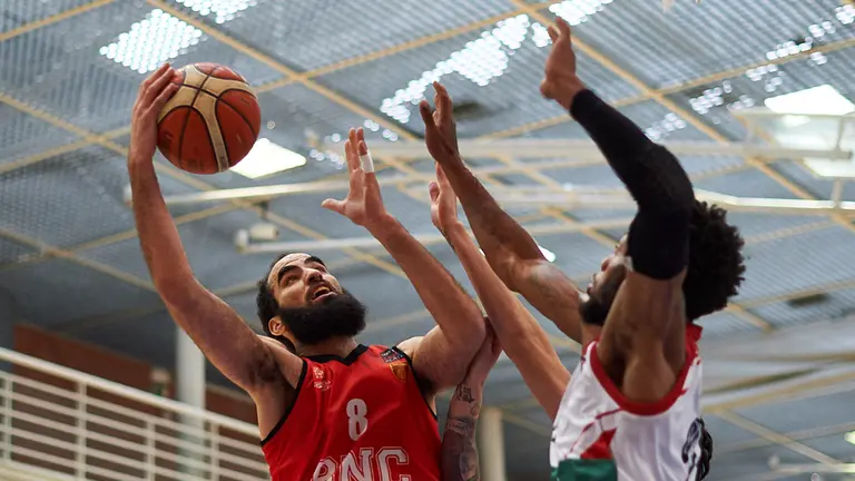 El Basket Navarra se enfrenta al Villarrobledo en el Polideportivo Arrosadia de Pamplona. MIGUEL OSÉS