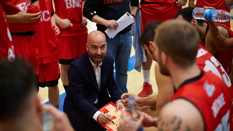 El Basket Navarra se enfrenta al Villarrobledo en el Polideportivo Arrosadia de Pamplona. MIGUEL OSÉS