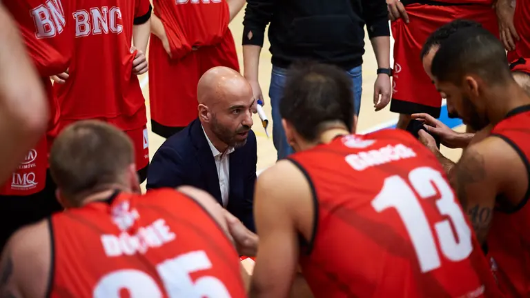 El Basket Navarra se enfrenta al Villarrobledo en el Polideportivo Arrosadia de Pamplona. MIGUEL OSÉS