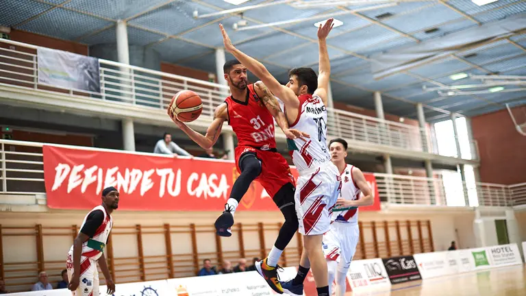 El Basket Navarra se enfrenta al Villarrobledo en el Polideportivo Arrosadia de Pamplona. MIGUEL OSÉS