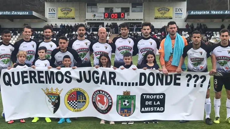 Equipo titular del Tudelano con pancarta ante el Unionistas. @cdtudelano.