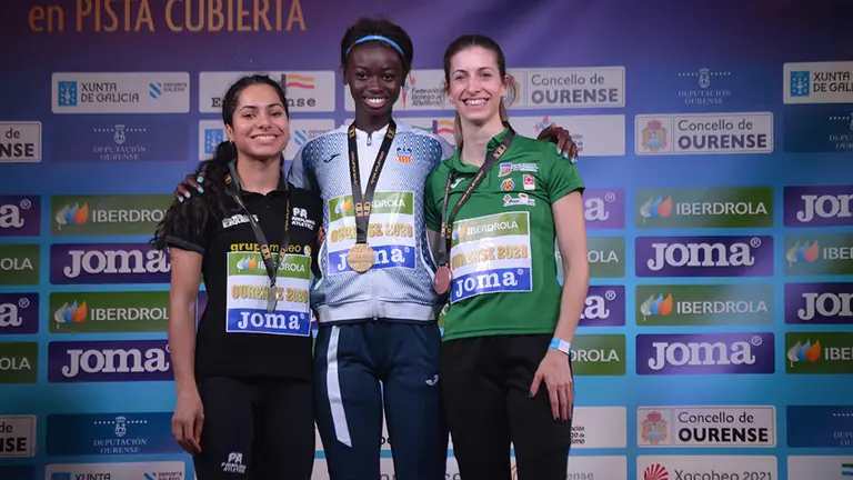 Laila Lacuey con su medalla de plata al cuelo, la primera por la izquierda en la imagen. Cedida.