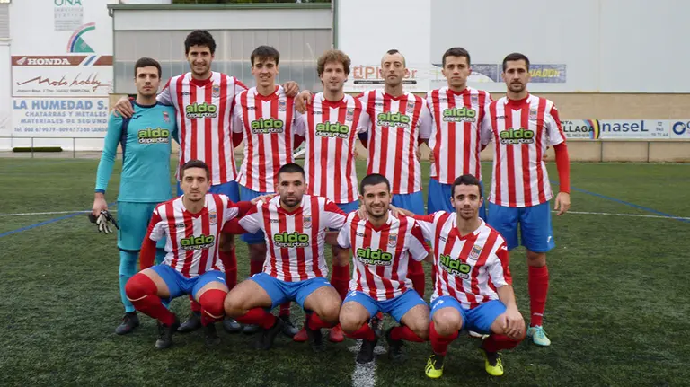Equipo titular del CA Artajonés en el estadio Oberena. Navarra.com