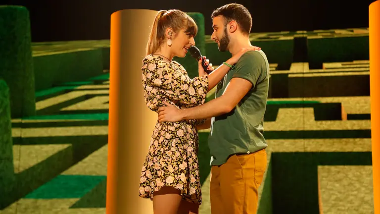 La navarra Maialen Gurbindo interactúa con un bailarín en la puesta en escena de su canción durante la gala 7 de Operación Triunfo. TVE