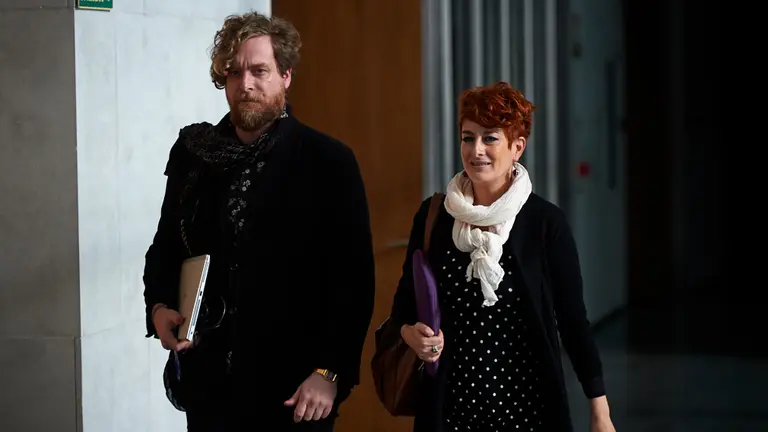 Maiorga Ramirez y Bakartxo Ruiz durante la sesión de portavoces en el Parlamento. MIGUEL OSÉS