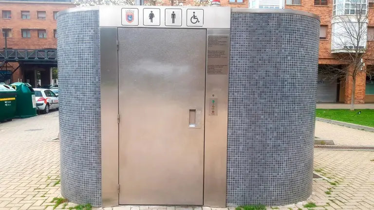 Uno de los aseos públicos autolimpiables en las inmediaciones del parque de Yamaguchi, en Pamplona. CEDIDA