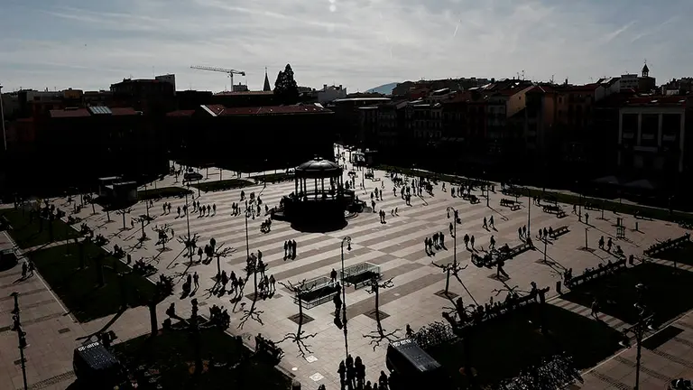La buena climatología que se disfruta este sábado en Pamplona permite que las terrazas de la Plaza del Castillo estén llenas de gente que disfrutan de esta soleada jornada. Los cielos estarán poco nubosos o despejados, con intervalos de nubes altas por la tarde, las temperaturas mínimas seguirán sin cambios y las máximas registrarán ascensos, superando los 20 grados en algunos puntos.   EFE/ Jesús Diges