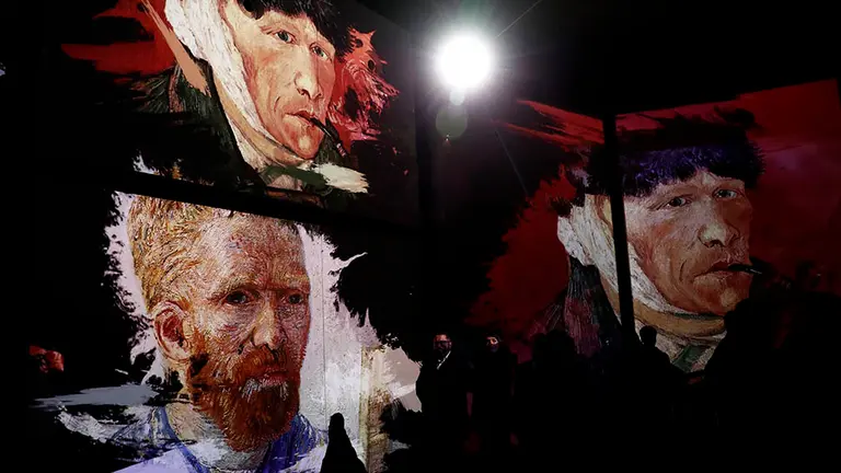 Momento de la inauguración en el Baluarte de Pamplona de la exposición "Van Gogh Alive", una innovadora propuesta cultural que permitirá al público sumergirse en la obra del pintor postimpresionista a través de la proyección de sus obras en paneles. EFE/ Jesús Diges.