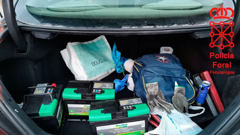 Las bater&iacute;as robadas en el maletero de un coche. POLIC&Iacute;A FORAL