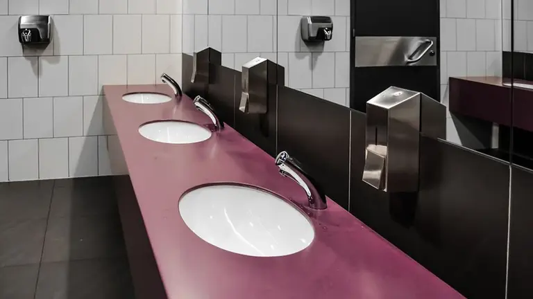 Imagen de archivo de unos baños públicos. ARCHIVO