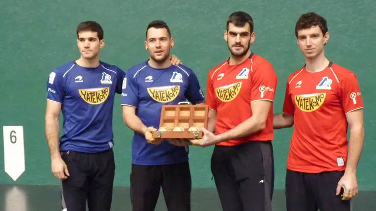 Erik Jaka y Joseba Ezkurdia sujetan el cestaño en el frontón Labrit. Navarra.com