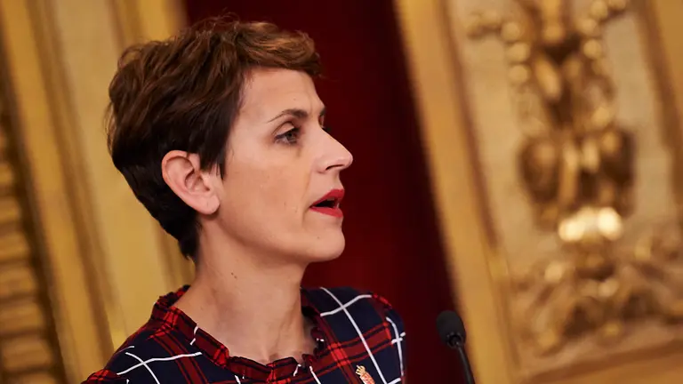 La presidenta del Gobierno de Navarra, María Chivite, entega el premio Berdinna a la Igualdad a la asociación Lunes Lilas. PABLO LASAOSA