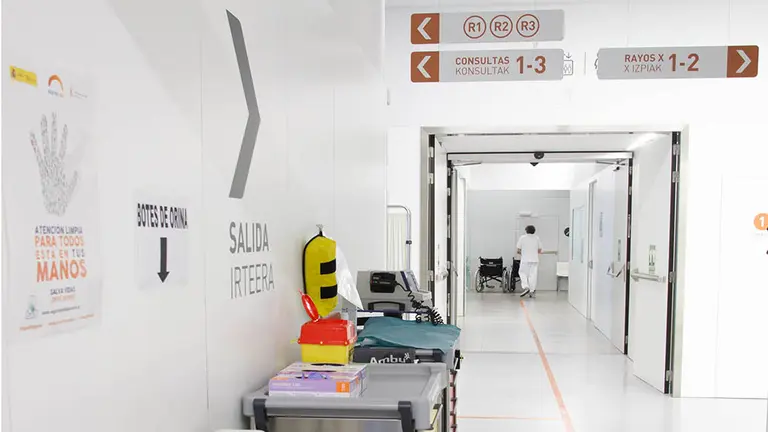 Carros con material y pasillo Urgencias Generales CHN - coronavirus