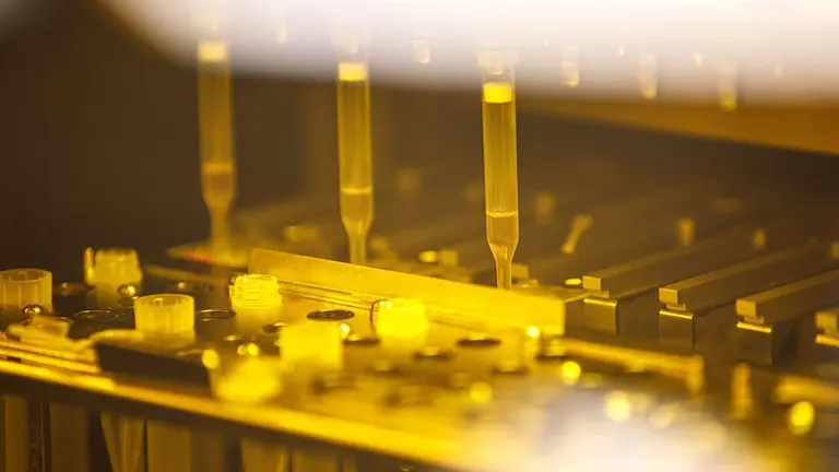 Detalle de la máquina para la extracción de muestras para PCR - coronavirus