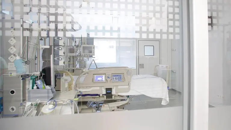 Box con posibilidad de presión positivanegativa en UCI A del CHN - coronavirus (3)