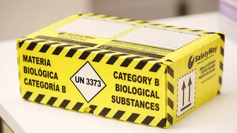 Caja de recepción de muestras biológicas en el CHN - coronavirus