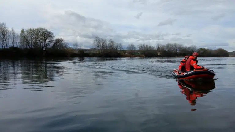 Bomberos realizando una maniobra en un simulacro de rescate en el río Ebro BOMBERO DE NAVARRA
